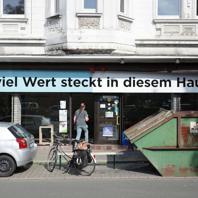 Wie viel Wert steckt in diesem Haus? Diese Frage steht über dem Eingang des UmBauLabors in Gelsenkirchen-Ückendorf.