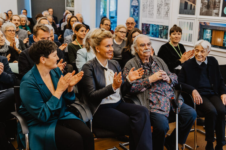 Erste Reihe von links: Johanna Debik, Vorständin der Montag Stiftung Urbane Räume; Ina Brandes, Ministerin für Kultur und Wissenschaft des Landes Nordrhein-Westfalen; Carl Richard Montag, Stifter der Montag Stiftungen; seine Schwester Gabriele Montag. Foto: Simon Veith