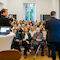 Die Moderatoren Peter Köddermann (links) von Baukultur NRW und Florian Kluge von der Alanus Hochschule vor dem Publikum der Veranstaltung „Wir bauen Demokratie“ in Bonn. Foto: Simon Veith